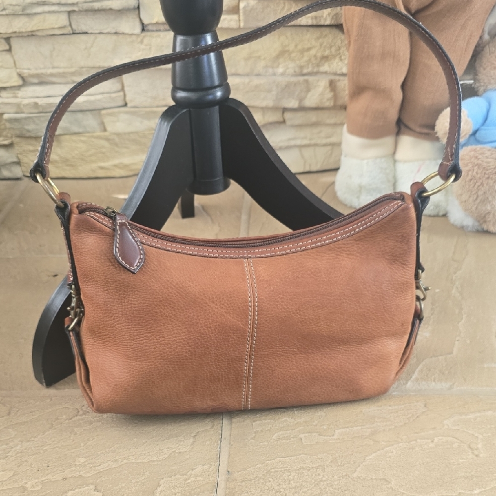 Fossill Classic Brown Leather Shoulder Bag - Picture 2 of 10